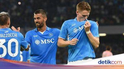 Cetak Gol Debut, McTominay Cium Logo Napoli