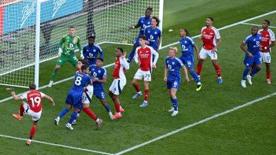 Arsenal earn dramatic late win to subdue battling Leicester