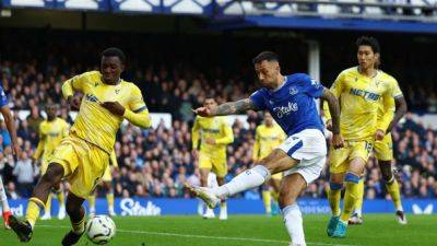 McNeil brace gives Everton comeback win over Palace