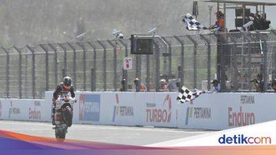 Rider Spanyol Aron Canet Juara Moto2 Mandalika