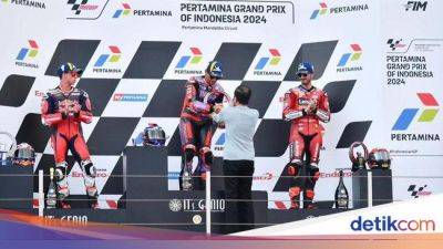 Momen Jokowi Serahkan Trofi untuk Pemenang MotoGP Mandalika 2024 - sport.detik.com