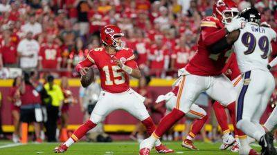 Patrick Mahomes passes Len Dawson as Chiefs' passing leader - ESPN