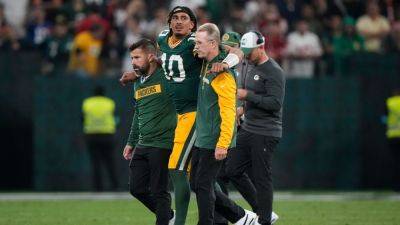 Packers' Jordan Love helped off field after apparent leg injury - ESPN