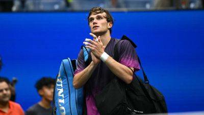 Jack Draper - British tennis star Jack Draper vomits during dramatic US Open semifinal loss; Jannik Sinner advances - foxnews.com - Britain - Italy - Usa - New York - county Arthur - county Ashe