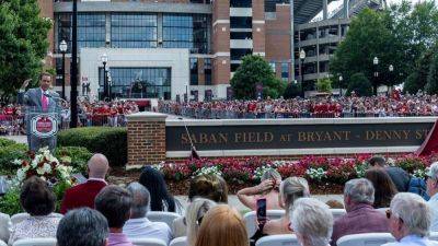 Alabama unveils 'Nick Saban Field' in ceremony with coach - ESPN