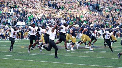 Northern Illinois stuns Notre Dame with last-minute field goal - ESPN