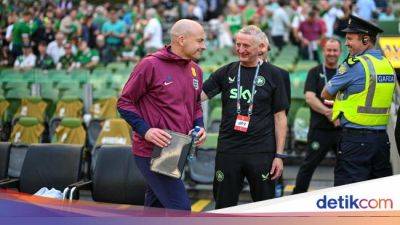 Momen Lucu Pelatih Inggris Nyelonong Duduk di Bench Irlandia