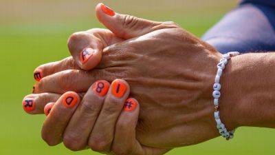 Caleb Williams sports Chicago Bears-inspired nails in Week 1 - ESPN