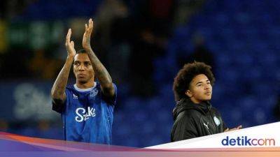 Alex Ferguson - Darren Ferguson - Sean Dyche - Ashley Young - Piala Fa - Gagalnya Duel Bapak dan Anak di Laga Everton Vs Peterborough - sport.detik.com - county Tyler - county Young