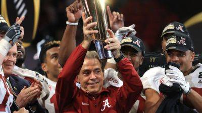 Saban, Meyer, Vick, Strahan lead 2025 college football HOF class - ESPN