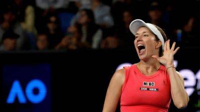 Ash Barty - Danielle Collins - Collins turns on hostile Melbourne crowd after defying Destanee - channelnewsasia.com - Usa - Australia