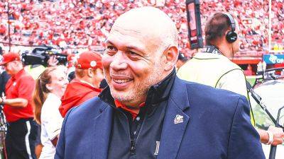 Should college sports implement soccer-style transfer fees? - foxnews.com - Usa - county Boise - state Illinois