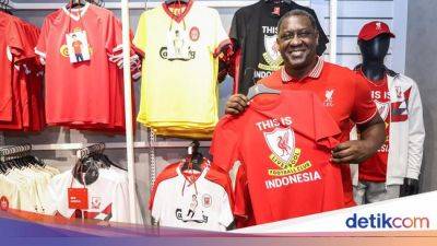 Potret Emile Heskey Temui Penggemar di Surabaya