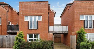 House hunters say 'I don't understand' as 'odd' £259k town house goes on market - manchestereveningnews.co.uk