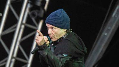 Fencing-Iron Maiden's Dickinson shows his mettle in France