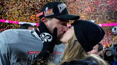 Travis Kelce - Donna Kelce - Ashley Landis - Taylor Swift - Travis Kelce, Taylor Swift celebrate Chiefs' AFC Championship win - foxnews.com - state Missouri - county Taylor - county Swift
