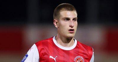 Manchester United waiting on medical results after defender receives injury scare