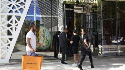 Louis Vuitton - LVMH earnings highlight uneven recovery in the luxury goods sector - euronews.com - France - Usa - China - Japan