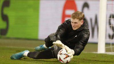 Spurs sign Czech goalkeeper Kinsky