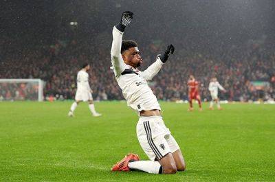 Man United hold Liverpool to end losing streak, slowing Reds' title charge