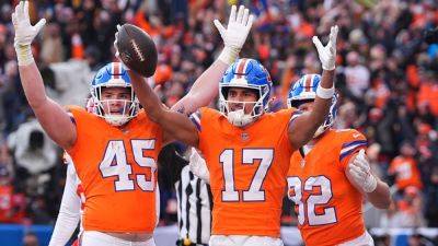 Devaughn Vele snatches tipped ball for Broncos' TD - ESPN