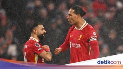 Salah Unggah Foto Bareng Van Dijk-Trent, Kode Buat Liverpool?