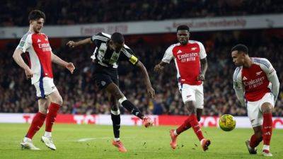 Newcastle stun Arsenal to close in on League Cup final