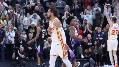 Quin Snyder - Hawks' Trae Young sinks desperation 3-pointer from beyond half-court to give team win - foxnews.com - state Utah