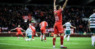10-man Shelbourne stun Shamrock Rovers to extend their wait for the title