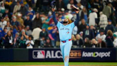 Blue Jays smash 5 HRs in rout, trim Mariners' ALCS lead to 2-1 - ESPN