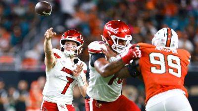 Carson Beck throws 4 INTs as Louisville stuns No. 2 Miami - ESPN