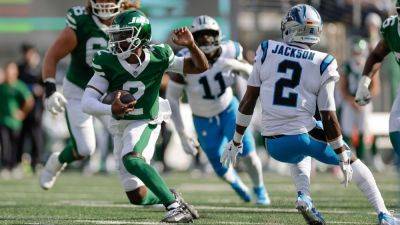 Jets bench ineffective Justin Fields in favor of Tyrod Taylor - ESPN