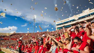 Texas Tech asks fans to stop throwing tortillas on field - ESPN