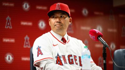 Kurt Suzuki gets 1-year deal as Angels manager, 'born to do this' - ESPN