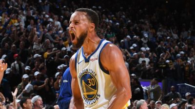 Warriors survive Gordon's 50 as Curry stars in clutch - ESPN