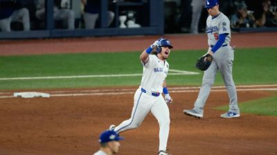 Blue Jays plate 11 vs. Dodgers, roll in World Series Game 1 - ESPN