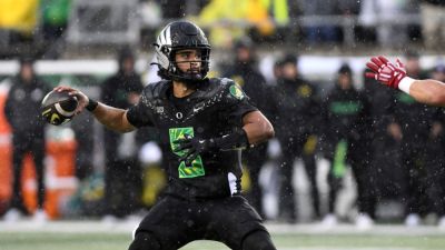 Oregon's Dante Moore leaves game with apparent nose injury - ESPN