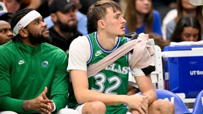 Mavs' Cooper Flagg hurts shoulder, is benched in crunch time - ESPN