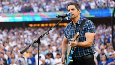Brad Paisley's national anthem precedes fourth extra-inning World Series game - ESPN