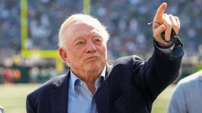 Jerry Jones - David Tepper - Seth Wenig - Nick Wright - Williams - George Pickens - Cowboys' Jerry Jones gives fans middle finger as team tops Jets - foxnews.com - New York - state Tennessee - state New Jersey - county Rutherford