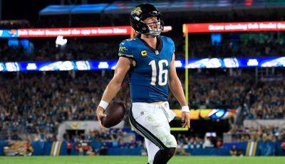 Trevor Lawrence's stumbling touchdown caps last-minute drive to give Jaguars win over Chiefs