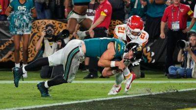 Jags' Trevor Lawrence stumbles, recovers for game-winning TD - ESPN