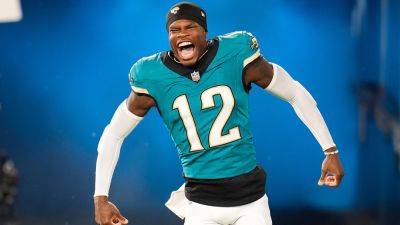 Phelan M.Ebenhack - John Raoux - Nick Wright - Jaguars' Travis Hunter shares field with woman he had heartwarming encounter with on airplane - foxnews.com - county Hawkins