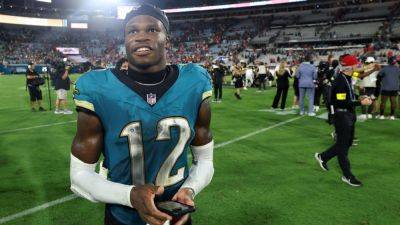 Travis Hunter reunites with passenger from viral flight post - ESPN - espn.com - Reunion - county Hawkins