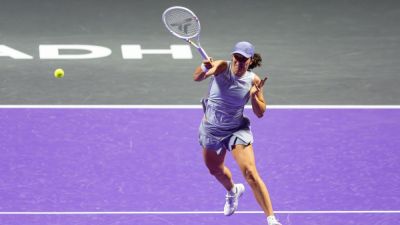 Swiatek beats Keys in straight sets in WTA Finals opener - ESPN