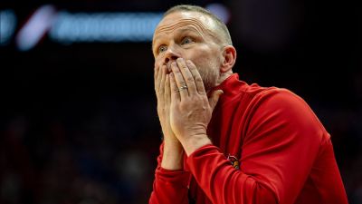 Louisville men's basketball coach suffers bizarre injury trying to avoid celebration