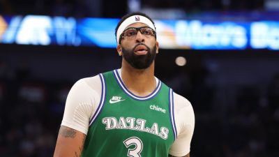 Sources: Mavericks' Anthony Davis won't play until owner's OK - ESPN