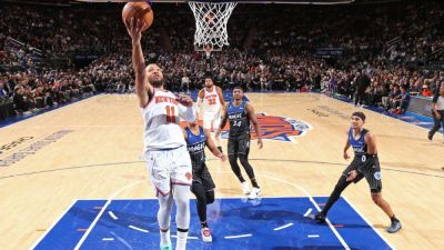 Knicks' Jalen Brunson turns ankle late in loss to Magic - ESPN