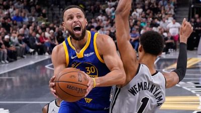 Curry torches Spurs again, rallies Warriors in 49-point night - ESPN