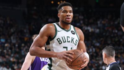 Giannis Antetokounmpo steps in to assist Lakers after game ball drama - ESPN